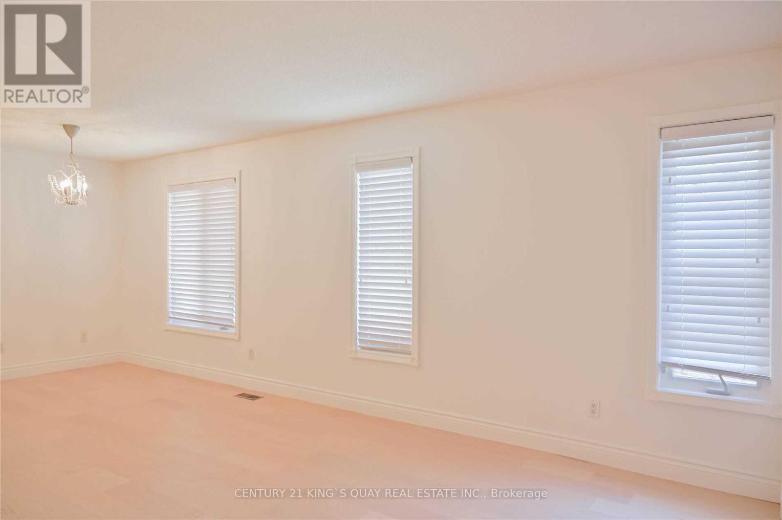 8 Samantha Circle, Richmond Hill, ON - Indoor Photo Showing Other Room