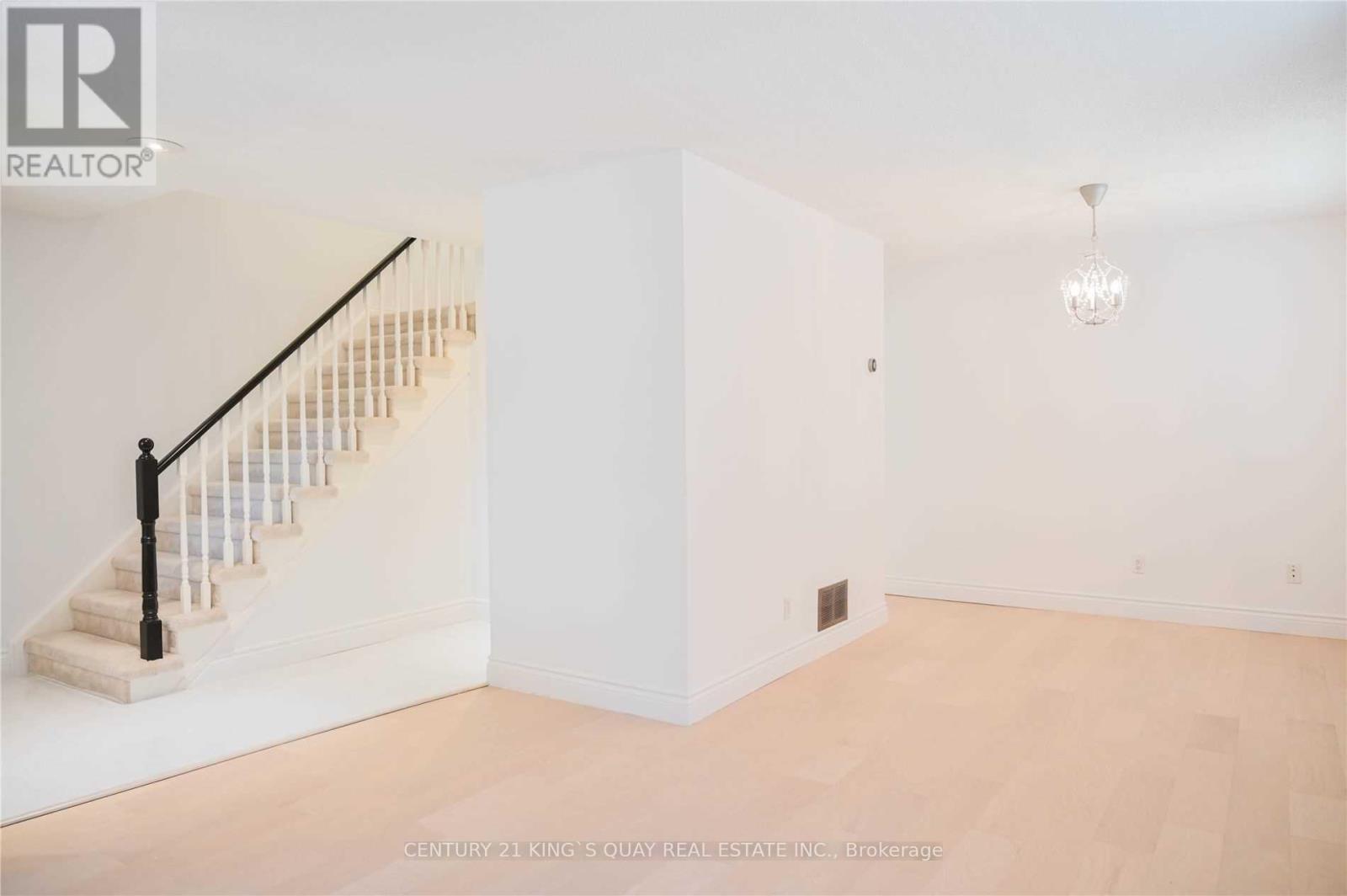 8 Samantha Circle, Richmond Hill, ON - Indoor Photo Showing Other Room