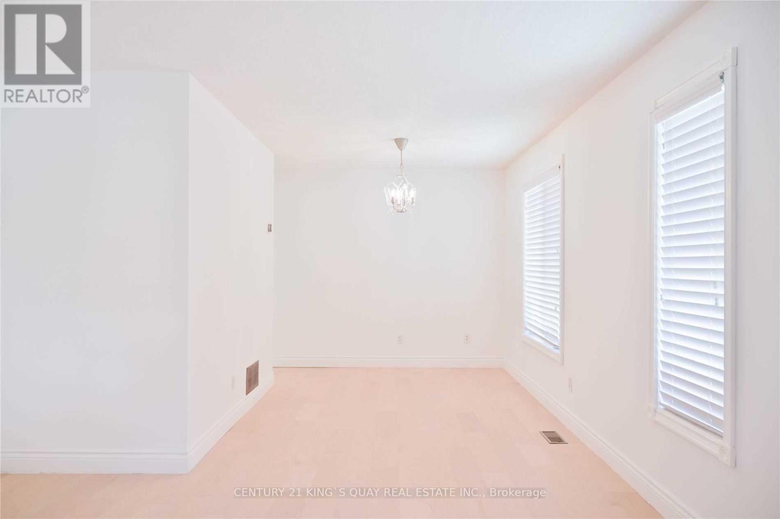 8 Samantha Circle, Richmond Hill, ON - Indoor Photo Showing Other Room