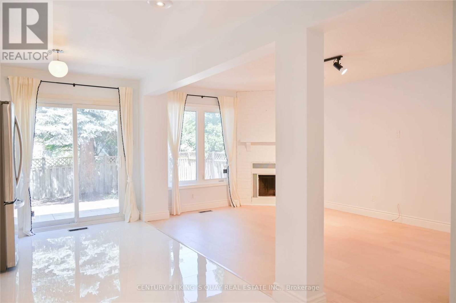 8 Samantha Circle, Richmond Hill, ON - Indoor Photo Showing Other Room With Fireplace