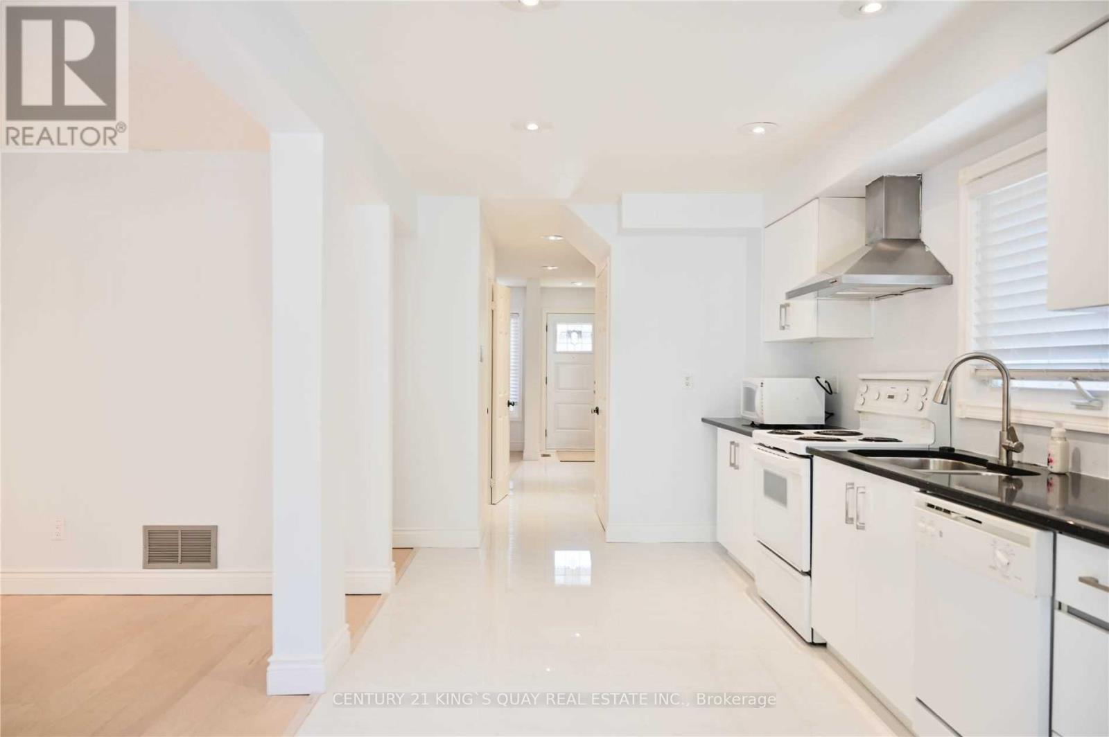 8 Samantha Circle, Richmond Hill, ON - Indoor Photo Showing Kitchen With Double Sink