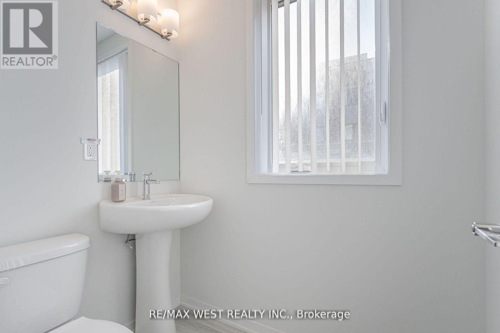 195 - 141 Honeycrisp Crescent, Vaughan, ON - Indoor Photo Showing Bathroom