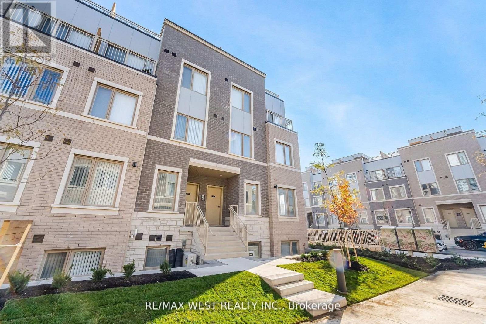 195 - 141 Honeycrisp Crescent, Vaughan, ON - Outdoor