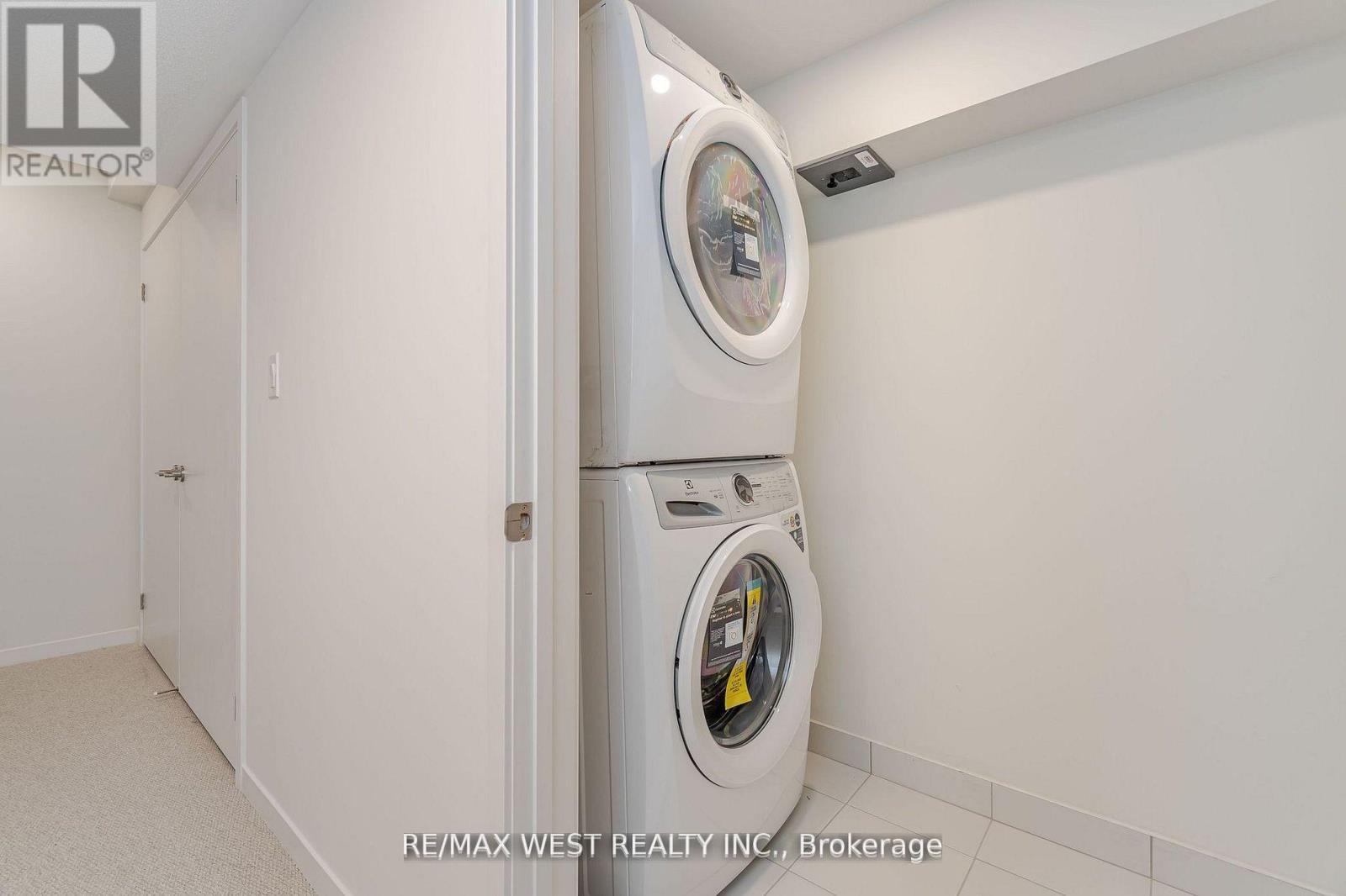 195 - 141 Honeycrisp Crescent, Vaughan, ON - Indoor Photo Showing Laundry Room