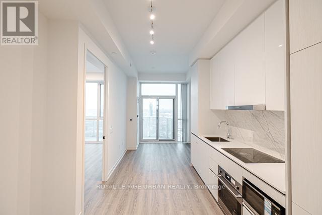 10 feet ceilings - 3608 - 8 Interchange Way, Vaughan, ON - Indoor Photo Showing Kitchen With Upgraded Kitchen