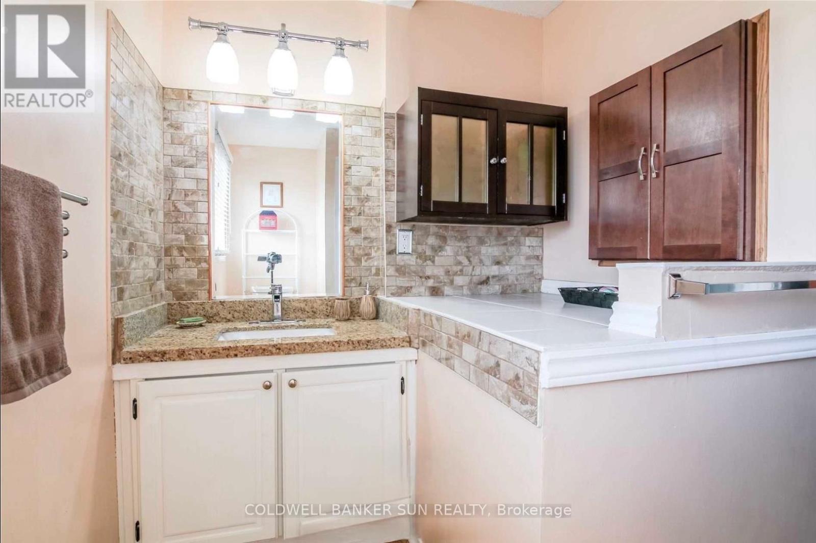 Upper - 6 Clearview Court, Brampton, ON - Indoor Photo Showing Bathroom