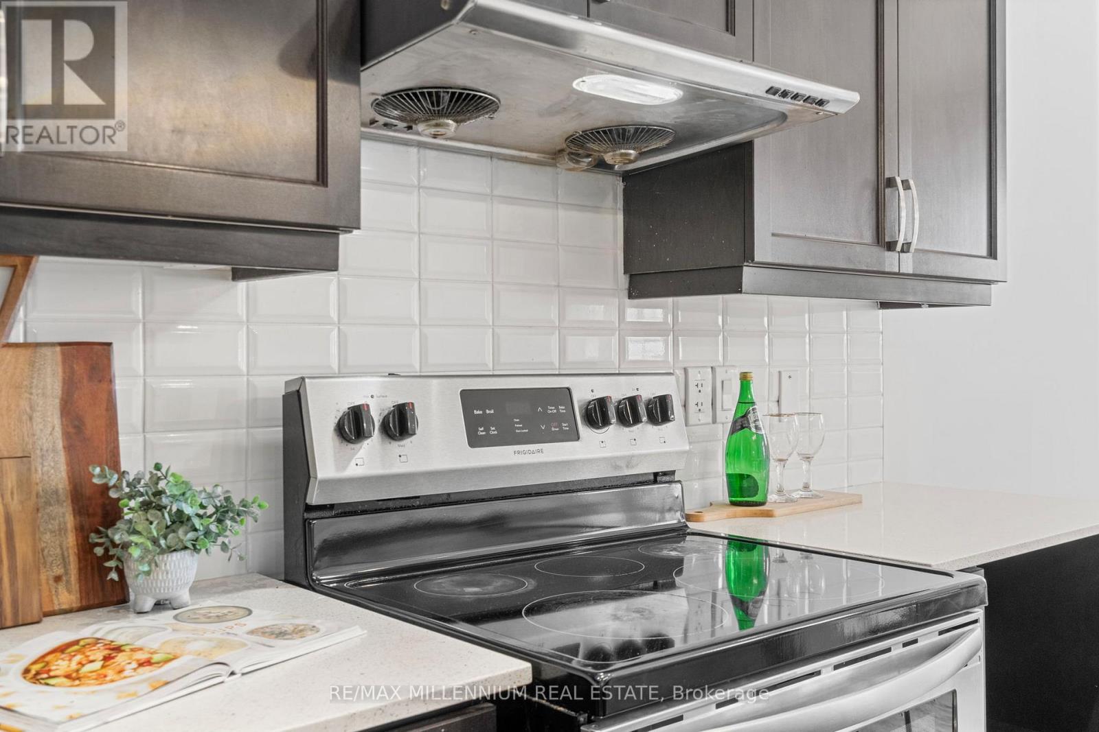 6 - 62 Preston Meadow Avenue, Mississauga, ON - Indoor Photo Showing Kitchen