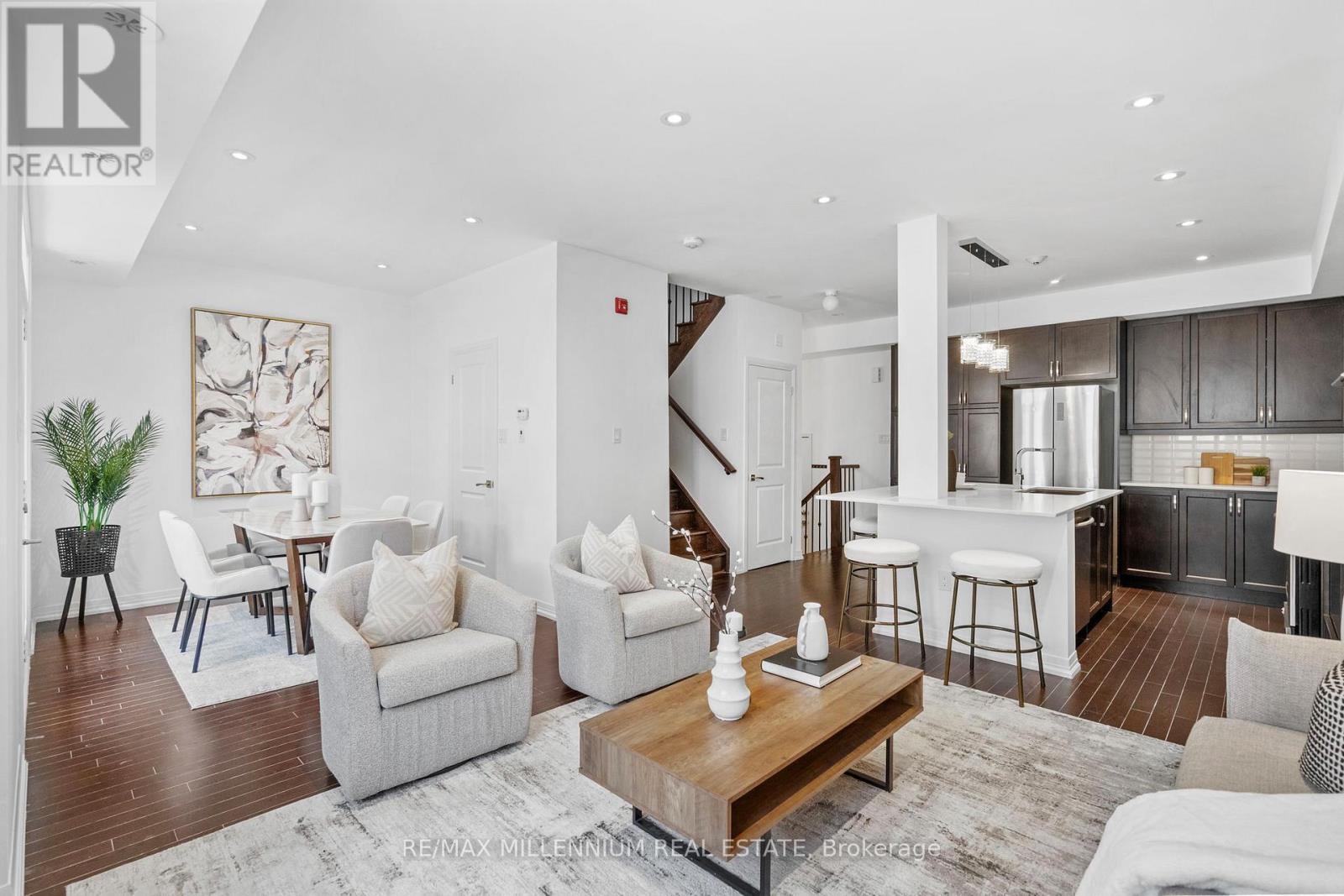 6 - 62 Preston Meadow Avenue, Mississauga, ON - Indoor Photo Showing Living Room