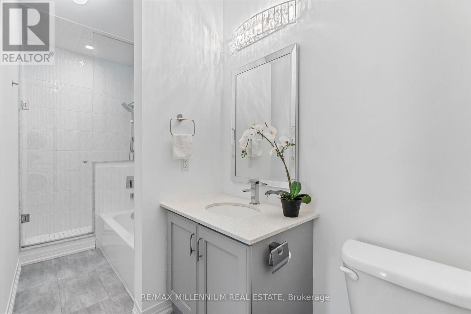 6 - 62 Preston Meadow Avenue, Mississauga, ON - Indoor Photo Showing Bathroom