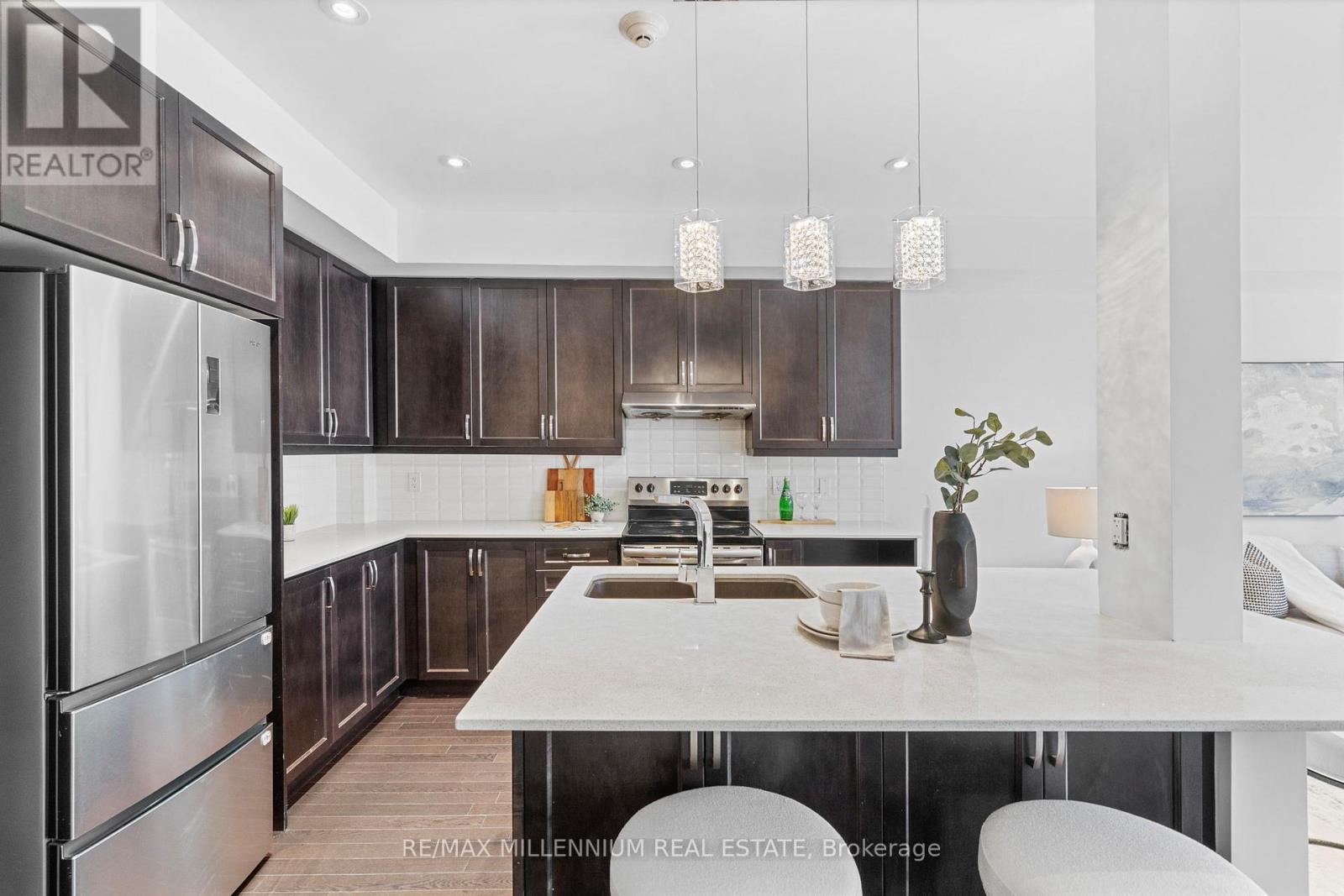 6 - 62 Preston Meadow Avenue, Mississauga, ON - Indoor Photo Showing Kitchen With Stainless Steel Kitchen With Upgraded Kitchen