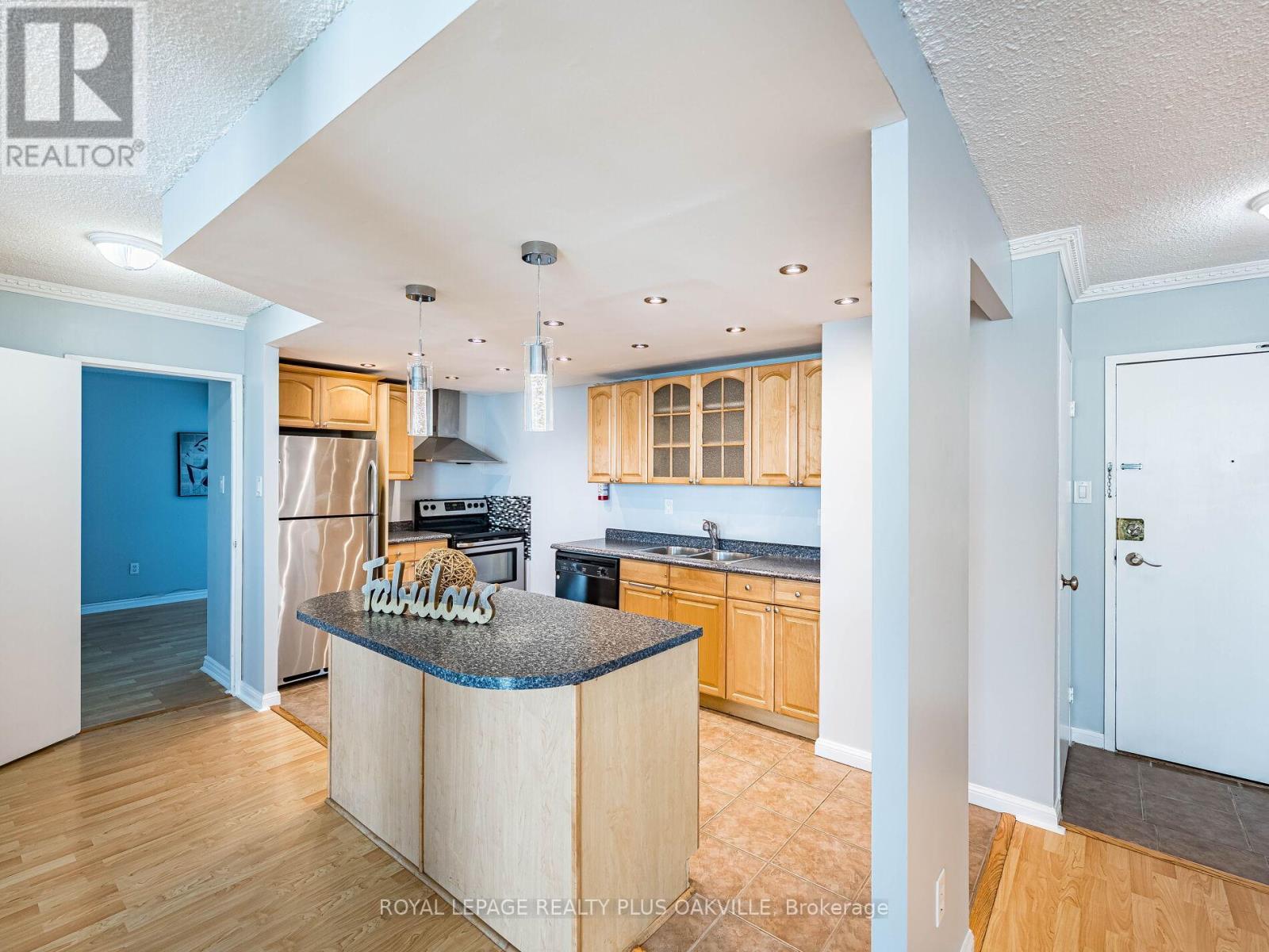 2006 - 3100 Kirwin Avenue, Mississauga, ON - Indoor Photo Showing Kitchen With Double Sink