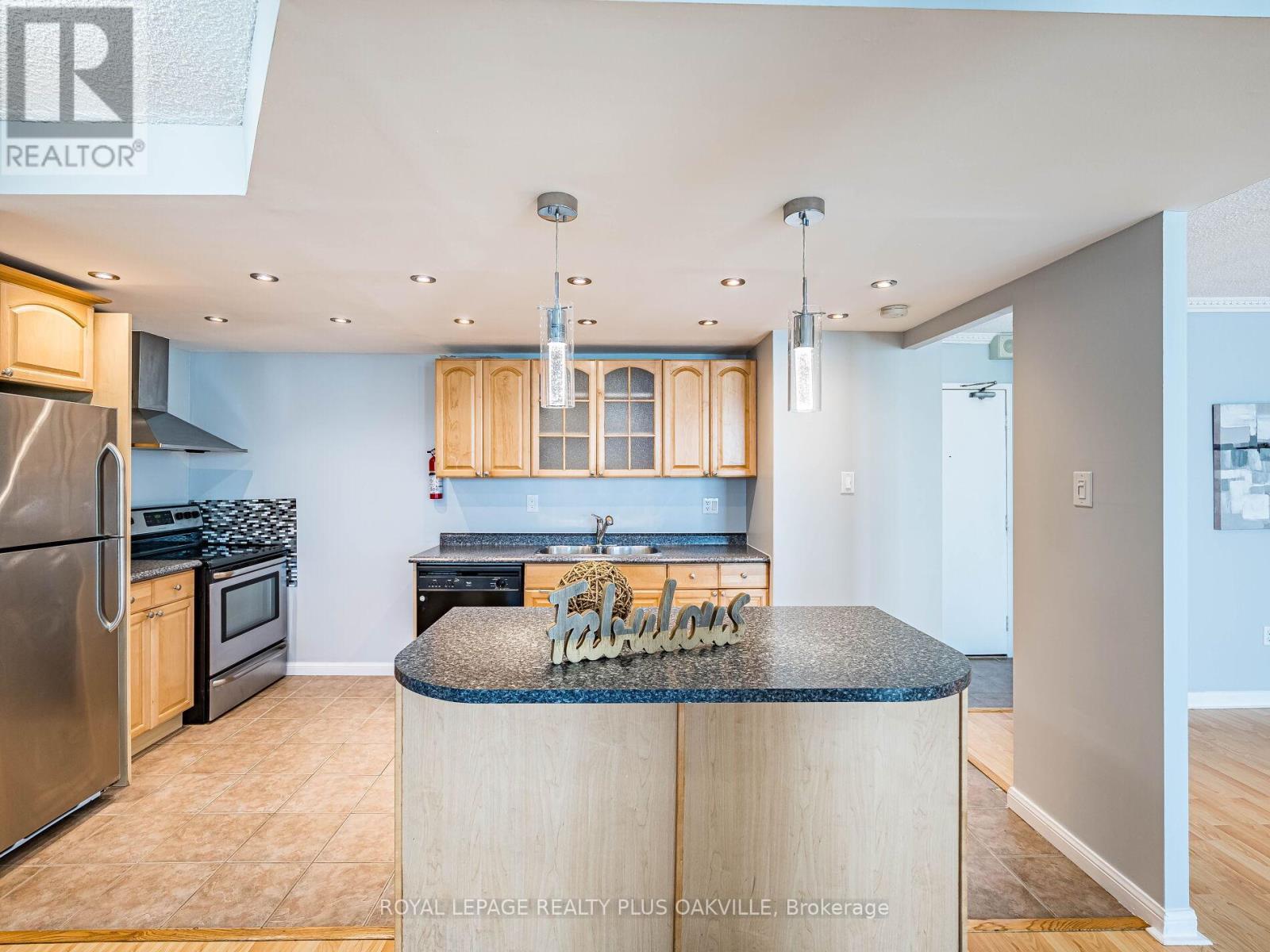 2006 - 3100 Kirwin Avenue, Mississauga, ON - Indoor Photo Showing Kitchen With Double Sink