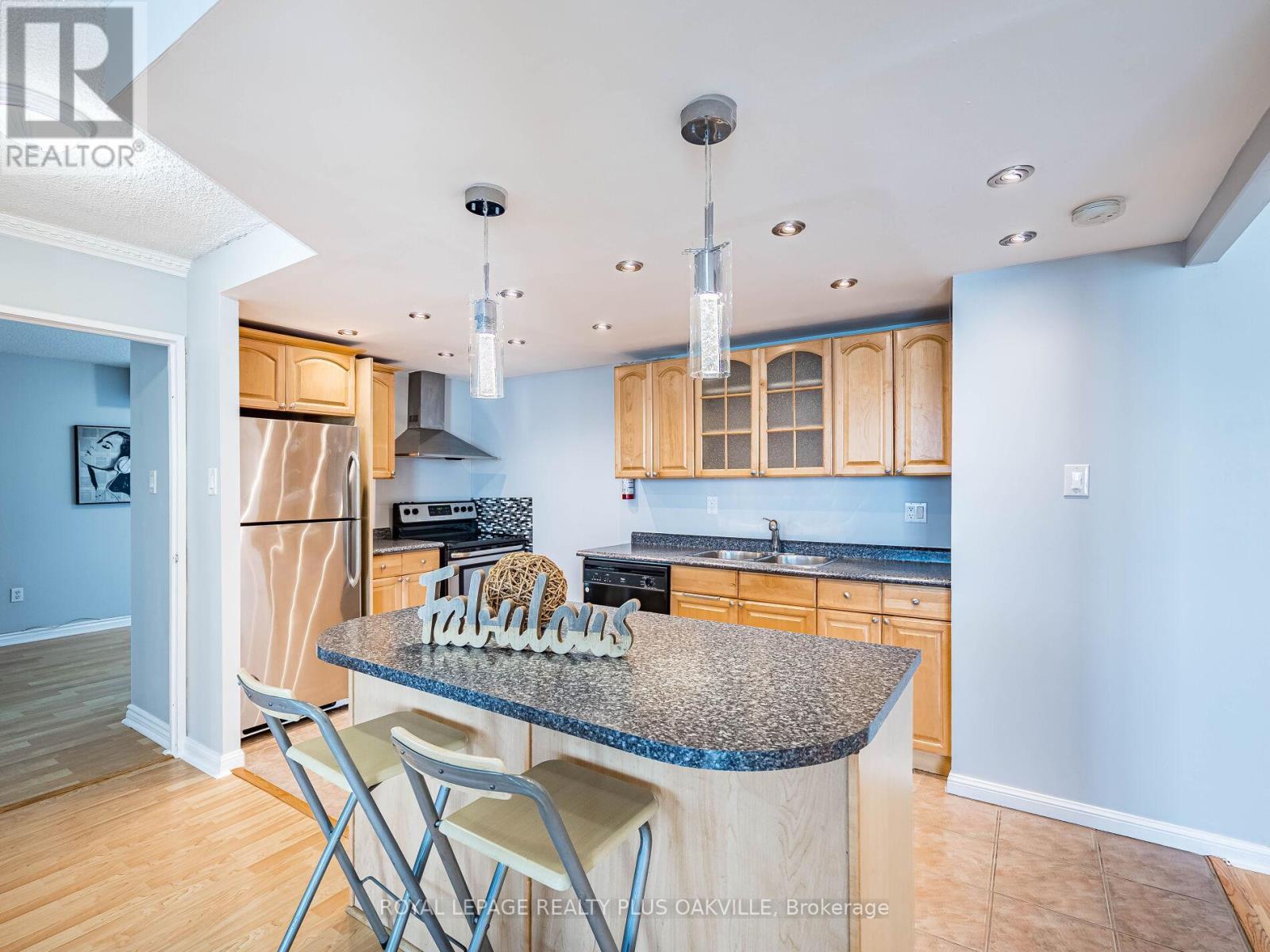2006 - 3100 Kirwin Avenue, Mississauga, ON - Indoor Photo Showing Kitchen With Double Sink