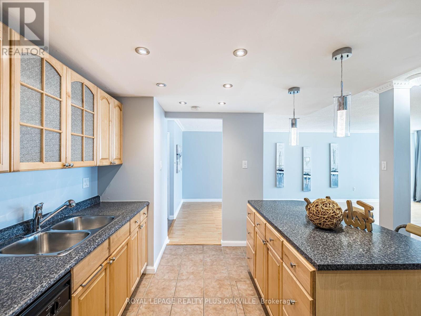 2006 - 3100 Kirwin Avenue, Mississauga, ON - Indoor Photo Showing Kitchen With Double Sink