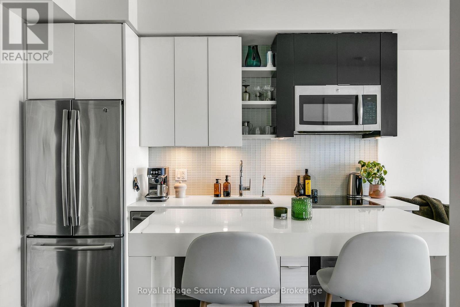 3206 - 33 Shore Breeze Drive, Toronto, ON - Indoor Photo Showing Kitchen With Stainless Steel Kitchen With Upgraded Kitchen