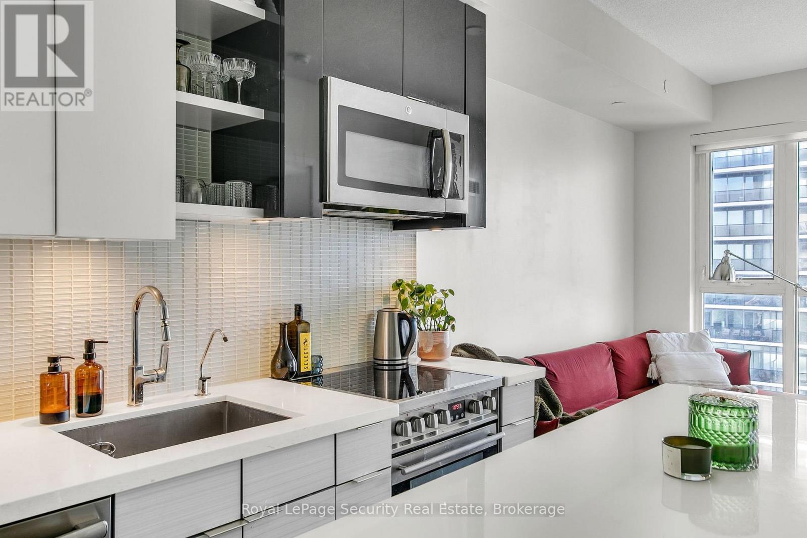 3206 - 33 Shore Breeze Drive, Toronto, ON - Indoor Photo Showing Kitchen With Upgraded Kitchen