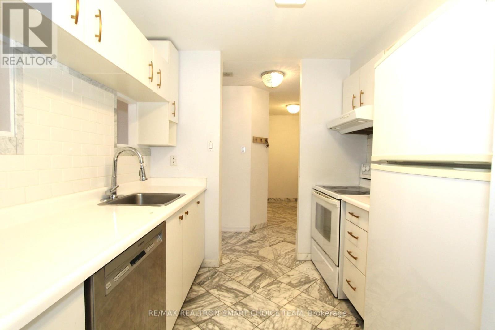 406 - 4205 Shipp Drive, Mississauga, ON - Indoor Photo Showing Kitchen