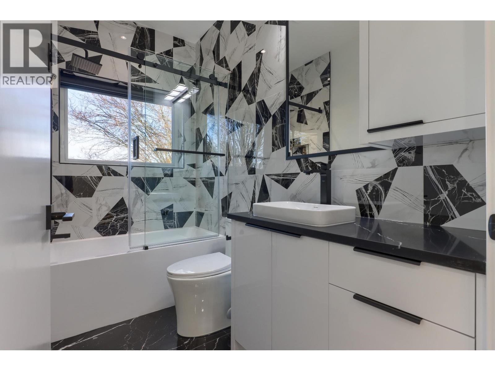 4670 Todd Street, Vancouver, BC - Indoor Photo Showing Bathroom