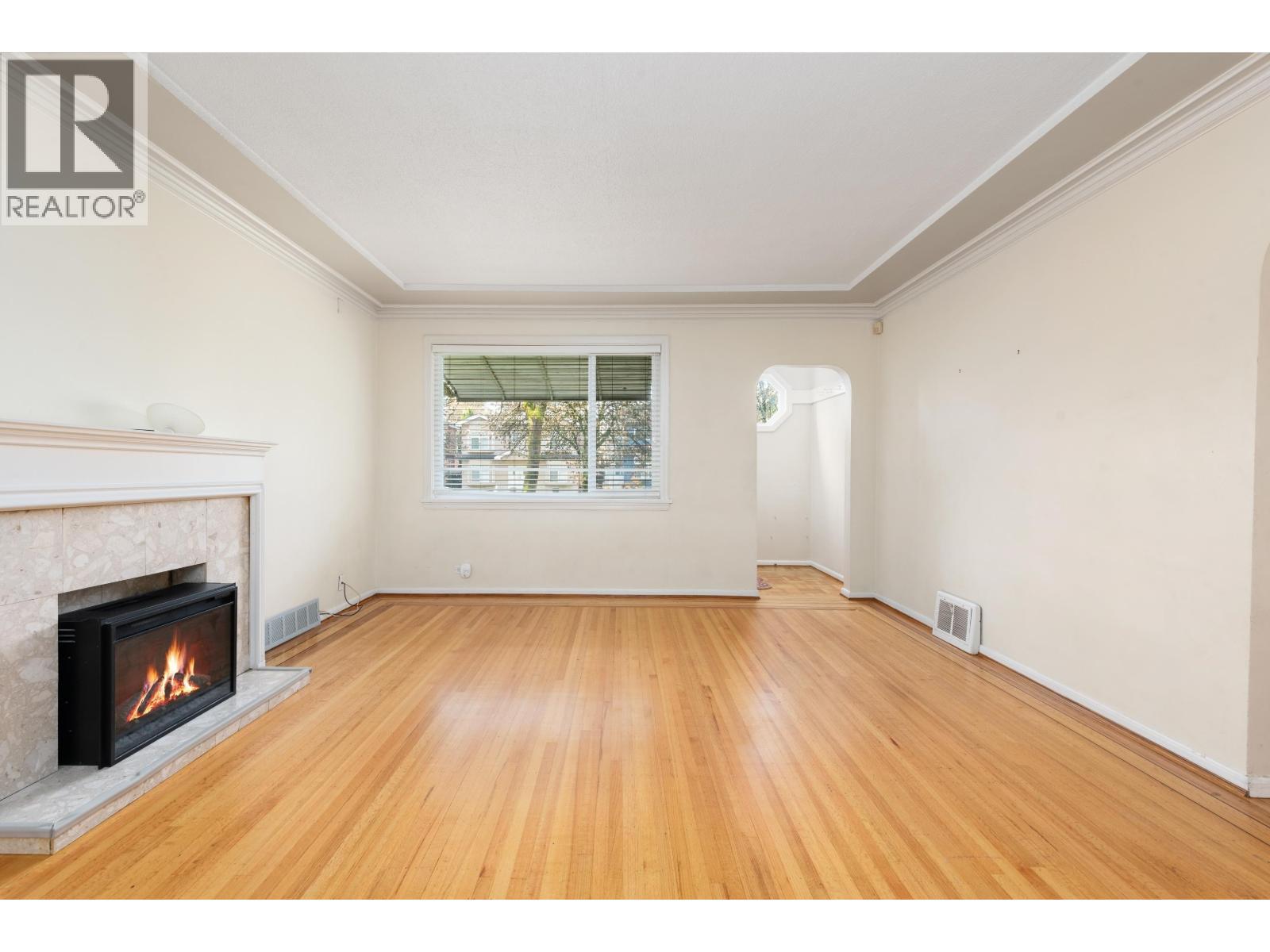 5556 Earles Street, Vancouver, BC - Indoor Photo Showing Other Room With Fireplace