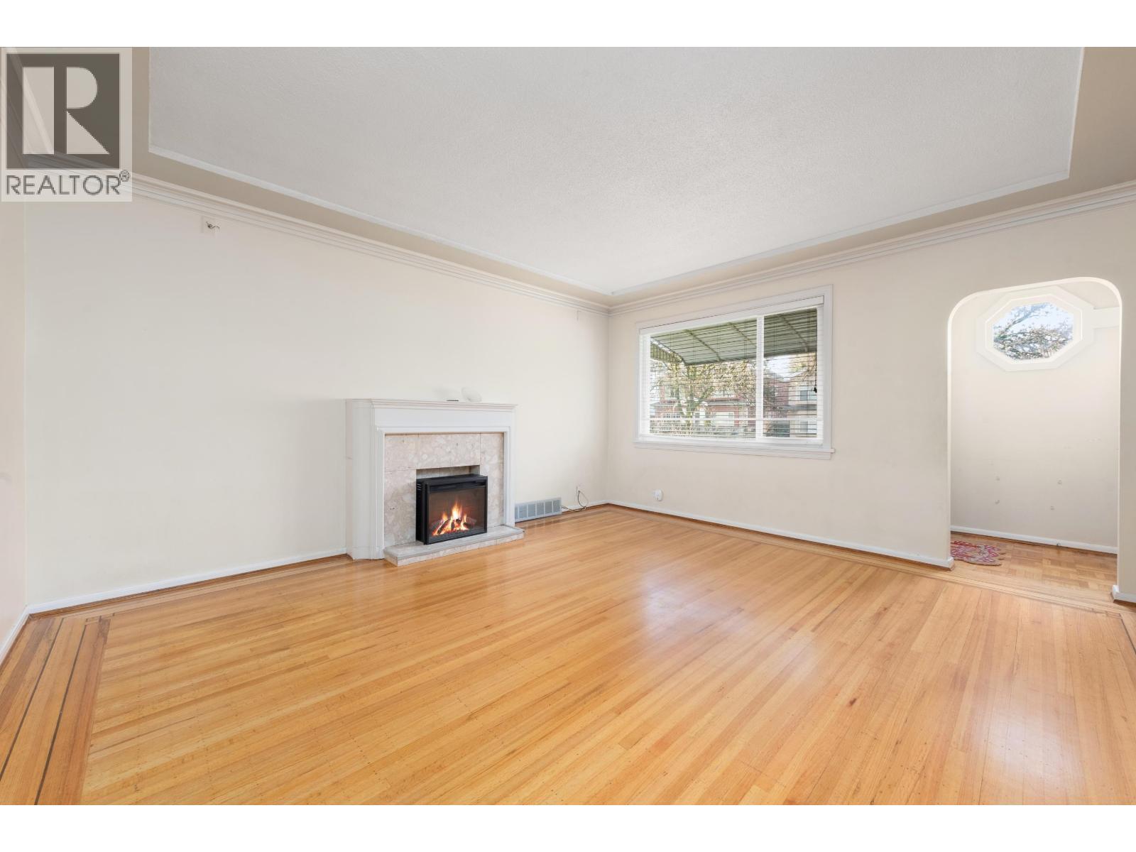 5556 Earles Street, Vancouver, BC - Indoor Photo Showing Living Room With Fireplace