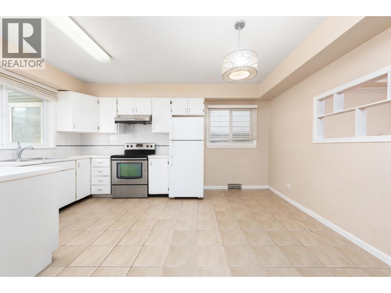 5556 Earles Street, Vancouver, BC - Indoor Photo Showing Kitchen
