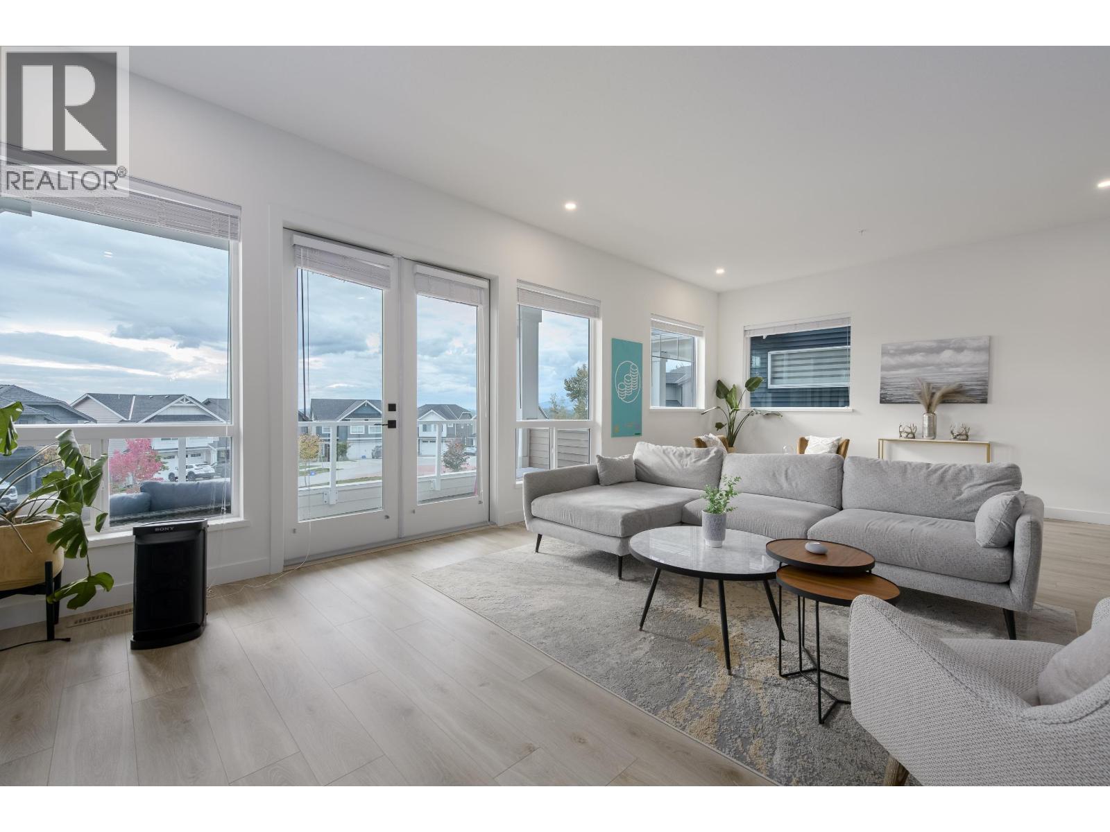 14112 Mier Drive, Maple Ridge, BC - Indoor Photo Showing Living Room