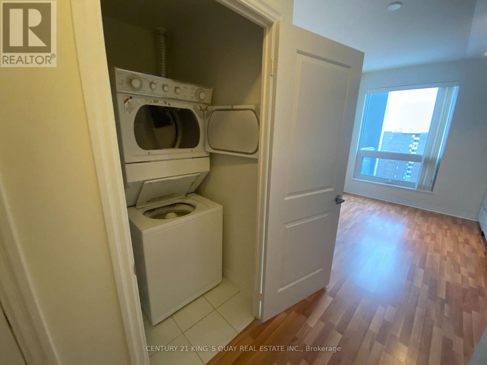 2004 - 30 Heron'S Hill Way, Toronto, ON - Indoor Photo Showing Laundry Room