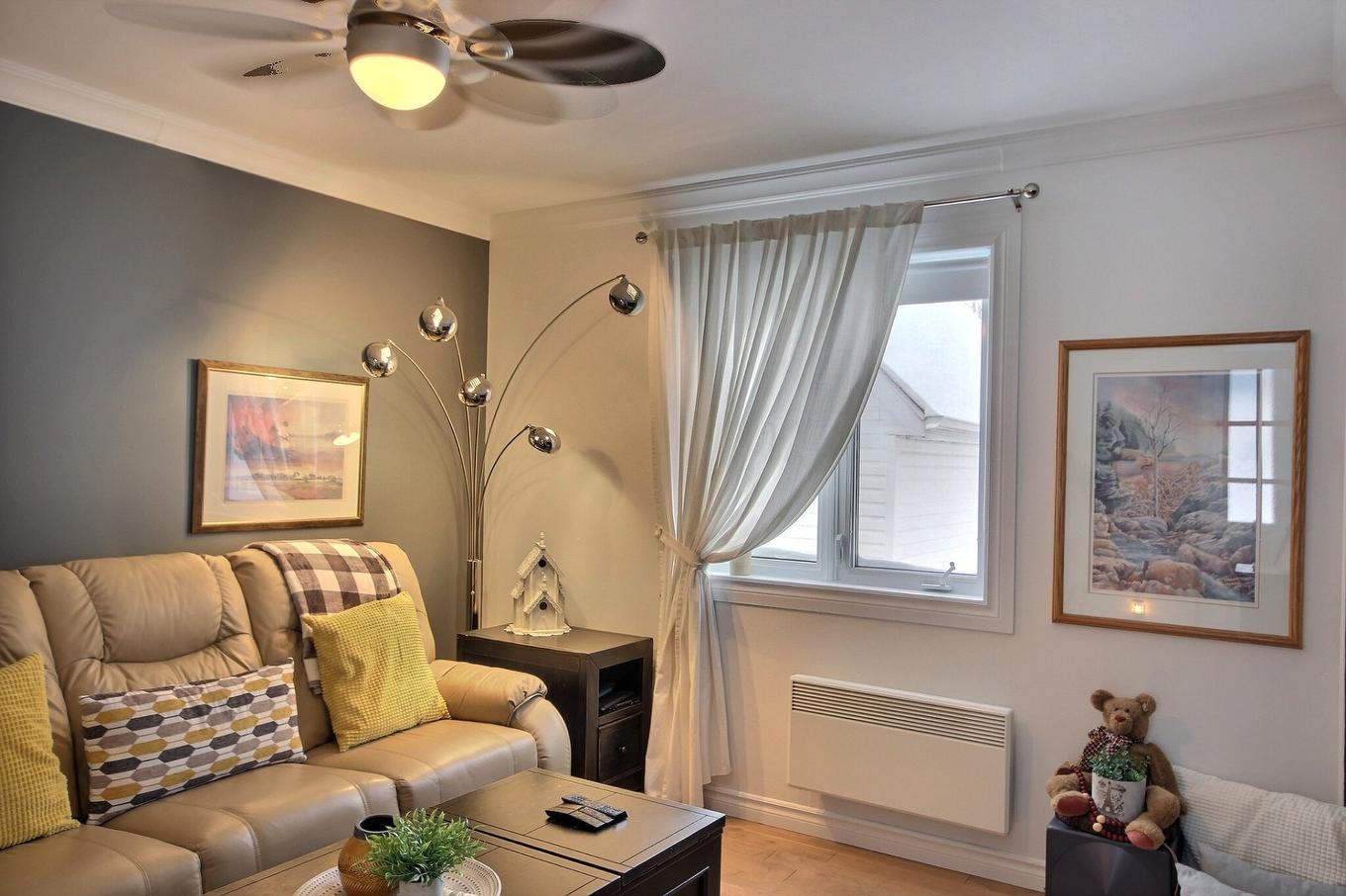 Salon - 2 Rue Jolivet, Rouyn-Noranda, QC - Indoor Photo Showing Living Room