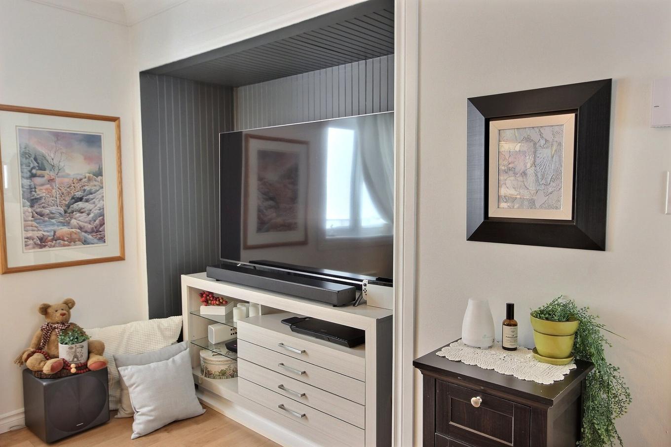 Salon - 2 Rue Jolivet, Rouyn-Noranda, QC - Indoor