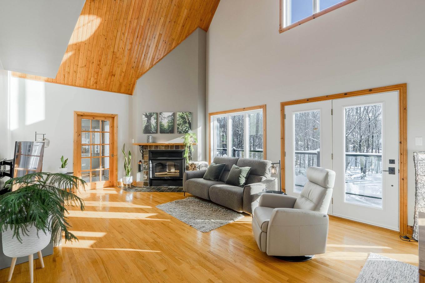 Living room - 2270 Ch. Deschesne, Saint-Denis-De-Brompton, QC - Indoor Photo Showing Living Room With Fireplace