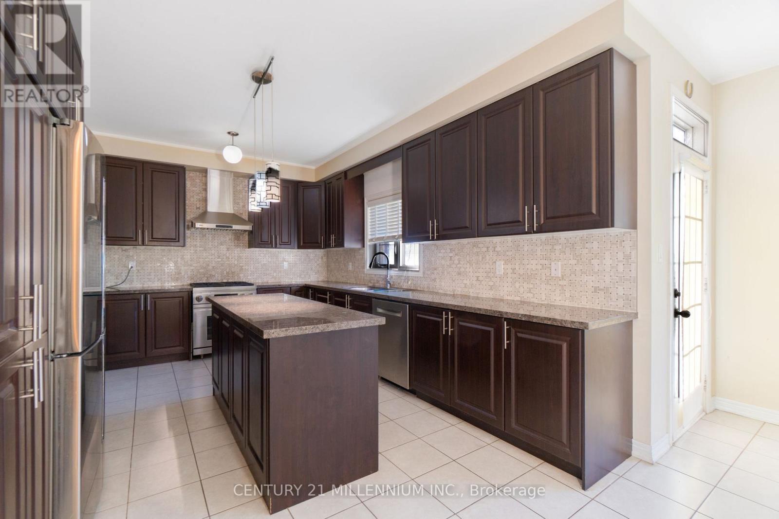 6 Ashfield Place, Brampton, ON - Indoor Photo Showing Kitchen With Upgraded Kitchen