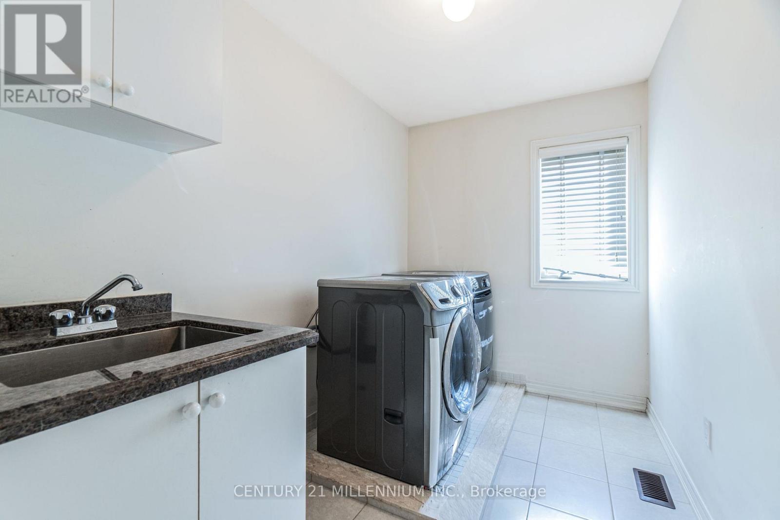 6 Ashfield Place, Brampton, ON - Indoor Photo Showing Laundry Room