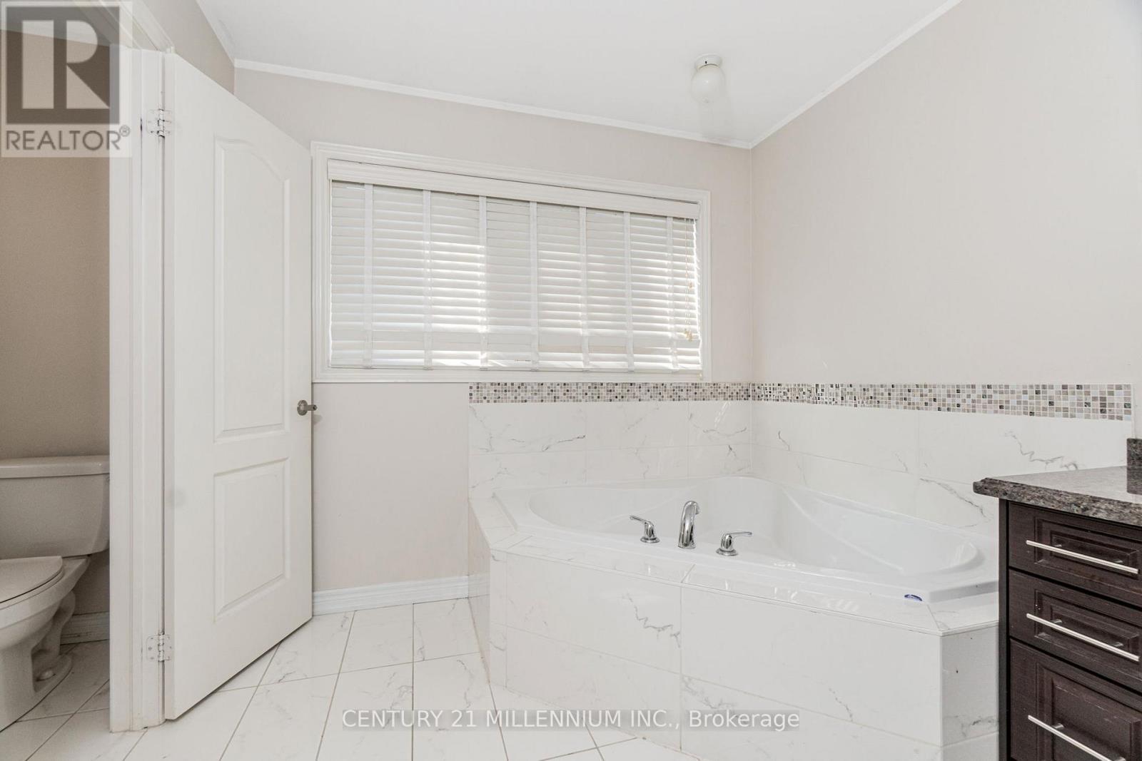 6 Ashfield Place, Brampton, ON - Indoor Photo Showing Bathroom