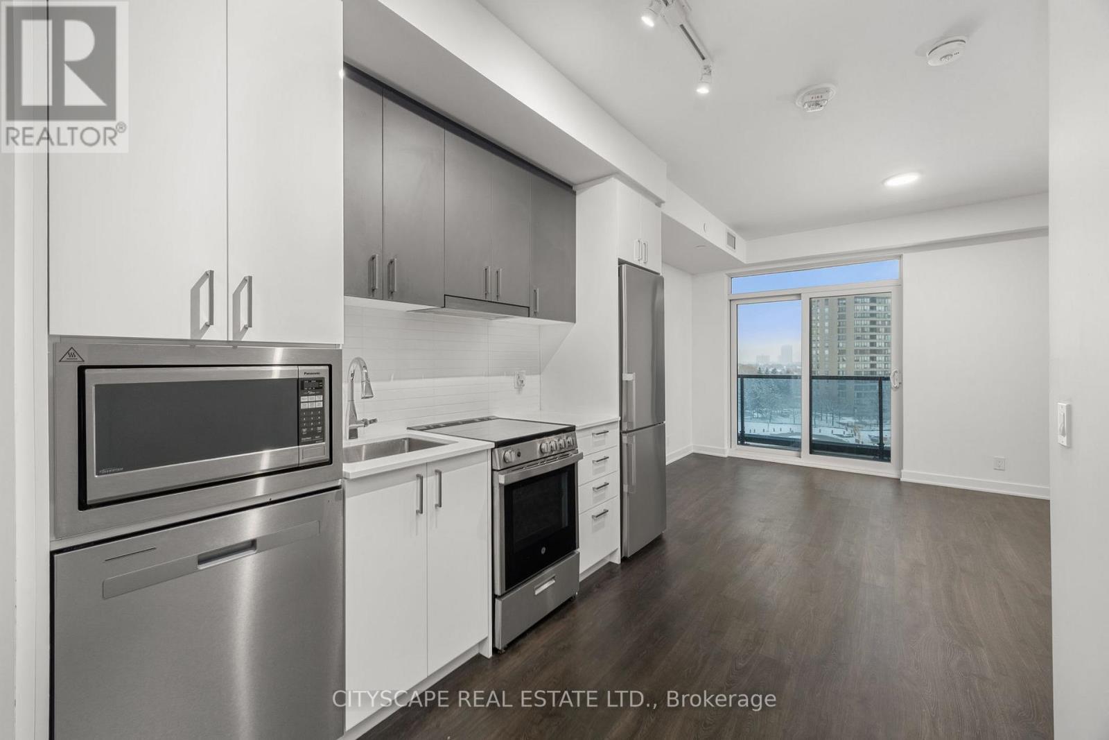 501 - 30 Upper Mall Way, Vaughan, ON - Indoor Photo Showing Kitchen