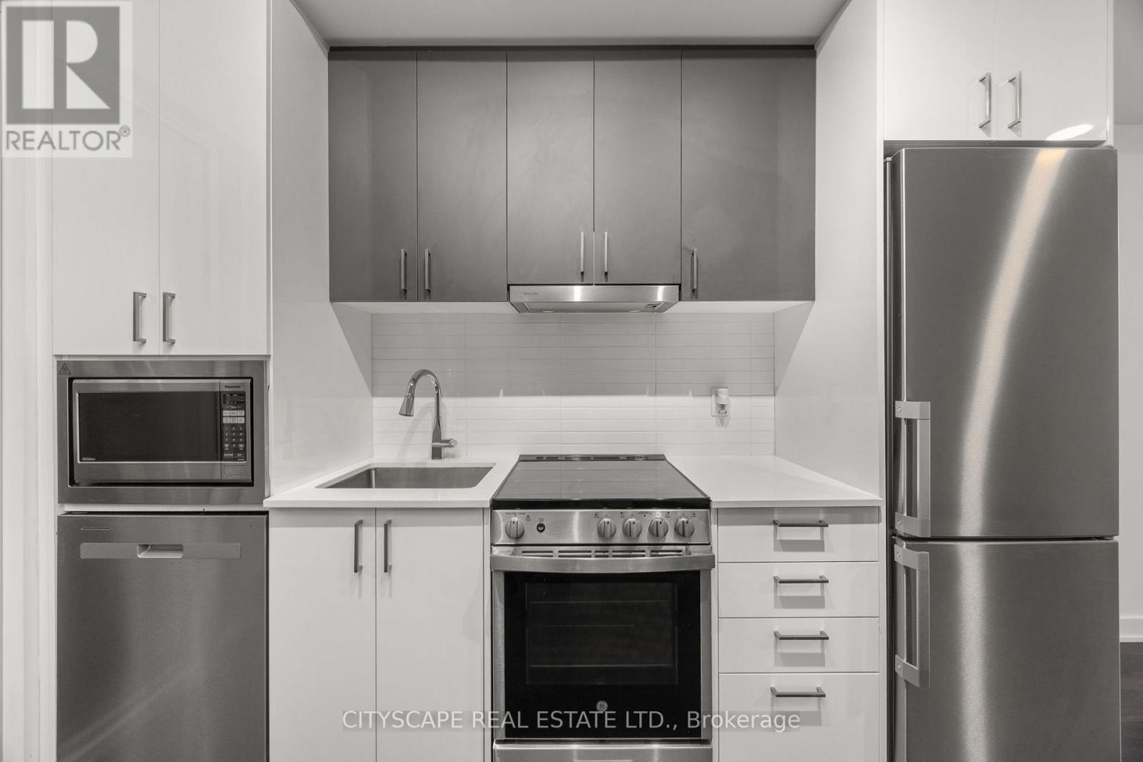 501 - 30 Upper Mall Way, Vaughan, ON - Indoor Photo Showing Kitchen With Stainless Steel Kitchen With Upgraded Kitchen