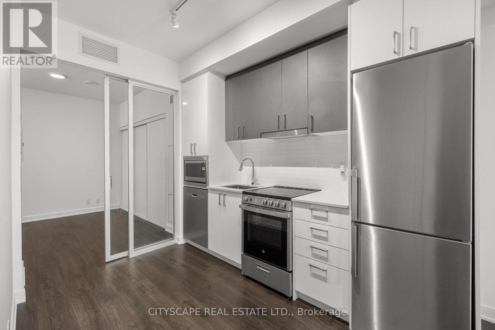 501 - 30 Upper Mall Way, Vaughan, ON - Indoor Photo Showing Kitchen With Stainless Steel Kitchen With Upgraded Kitchen