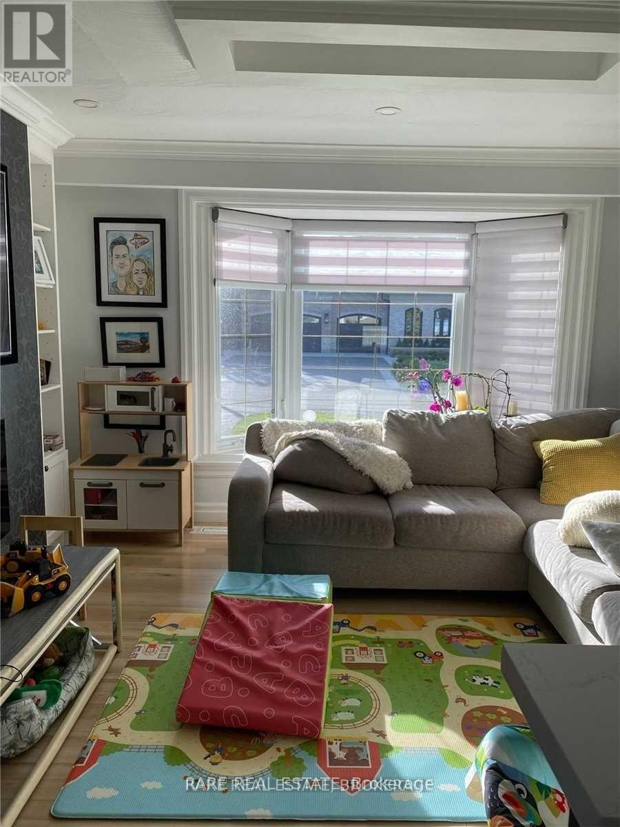 60 Patricia Drive, King, ON - Indoor Photo Showing Living Room