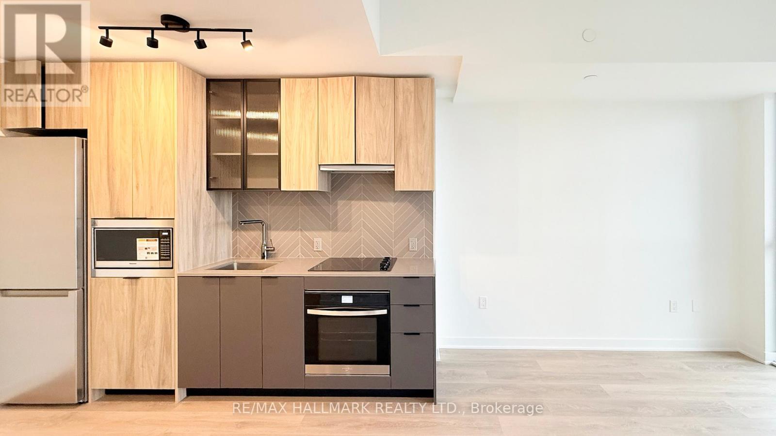 508 - 1037 The Queensway, Toronto, ON - Indoor Photo Showing Kitchen