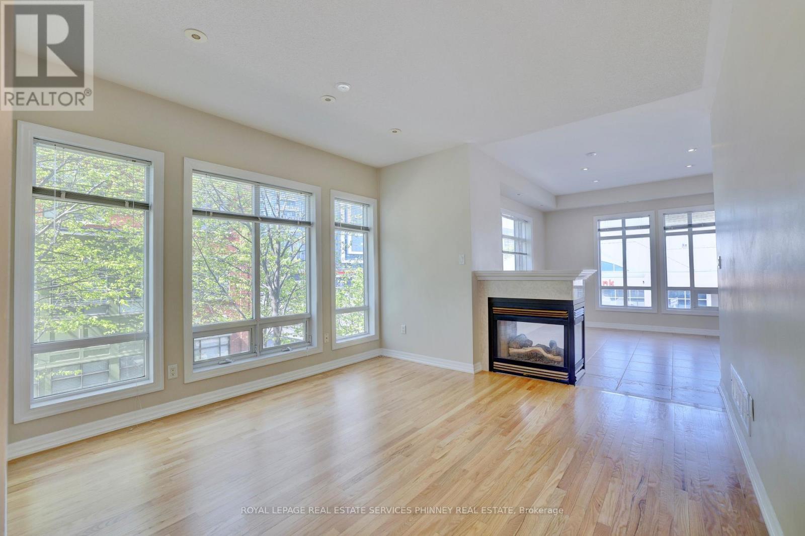 165 Lakeshore Road E, Mississauga, ON - Indoor Photo Showing Living Room With Fireplace