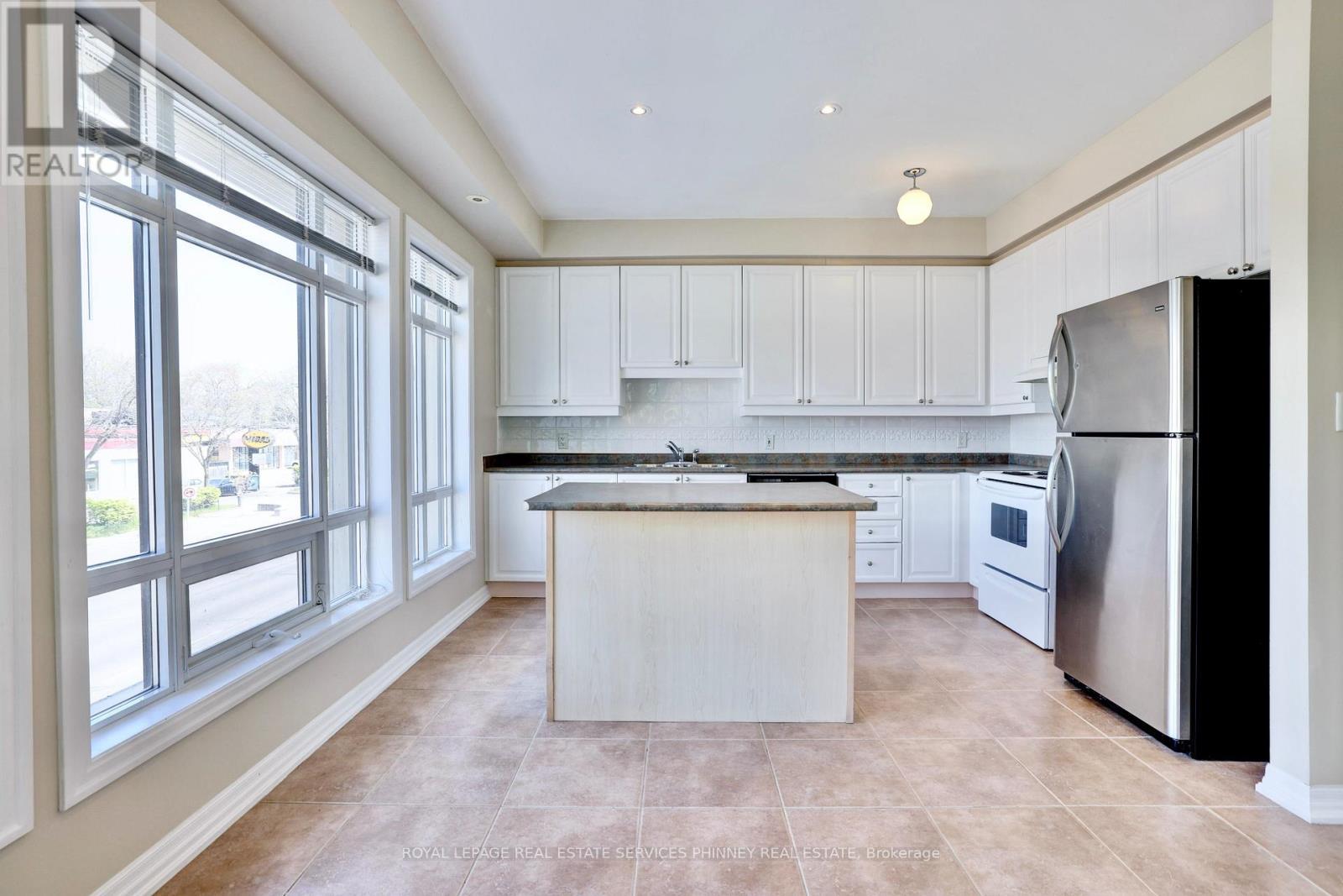 165 Lakeshore Road E, Mississauga, ON - Indoor Photo Showing Kitchen
