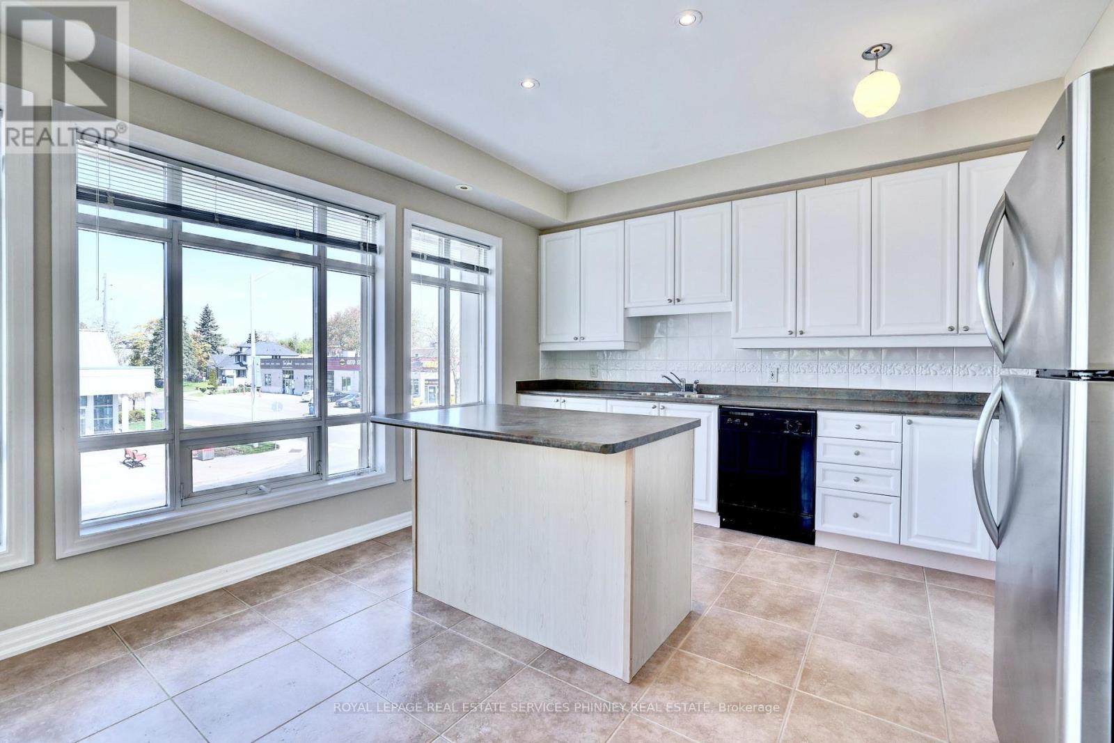 165 Lakeshore Road E, Mississauga, ON - Indoor Photo Showing Kitchen