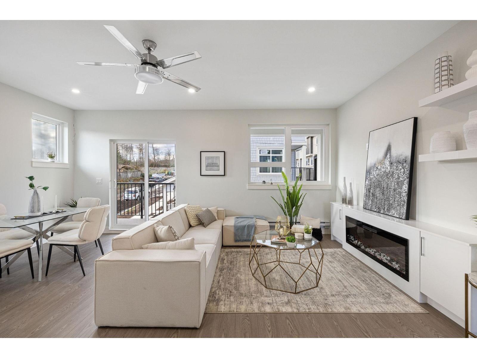 2 14391 61A Avenue, Surrey, BC - Indoor Photo Showing Living Room With Fireplace