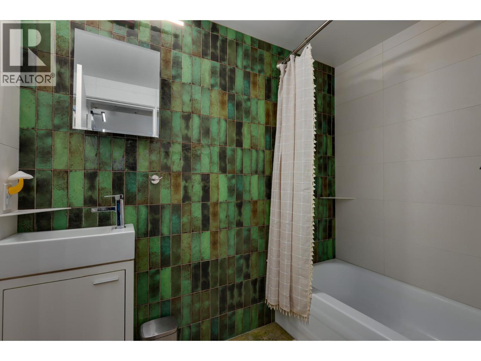 160 1 E Cordova Street, Vancouver, BC - Indoor Photo Showing Bathroom