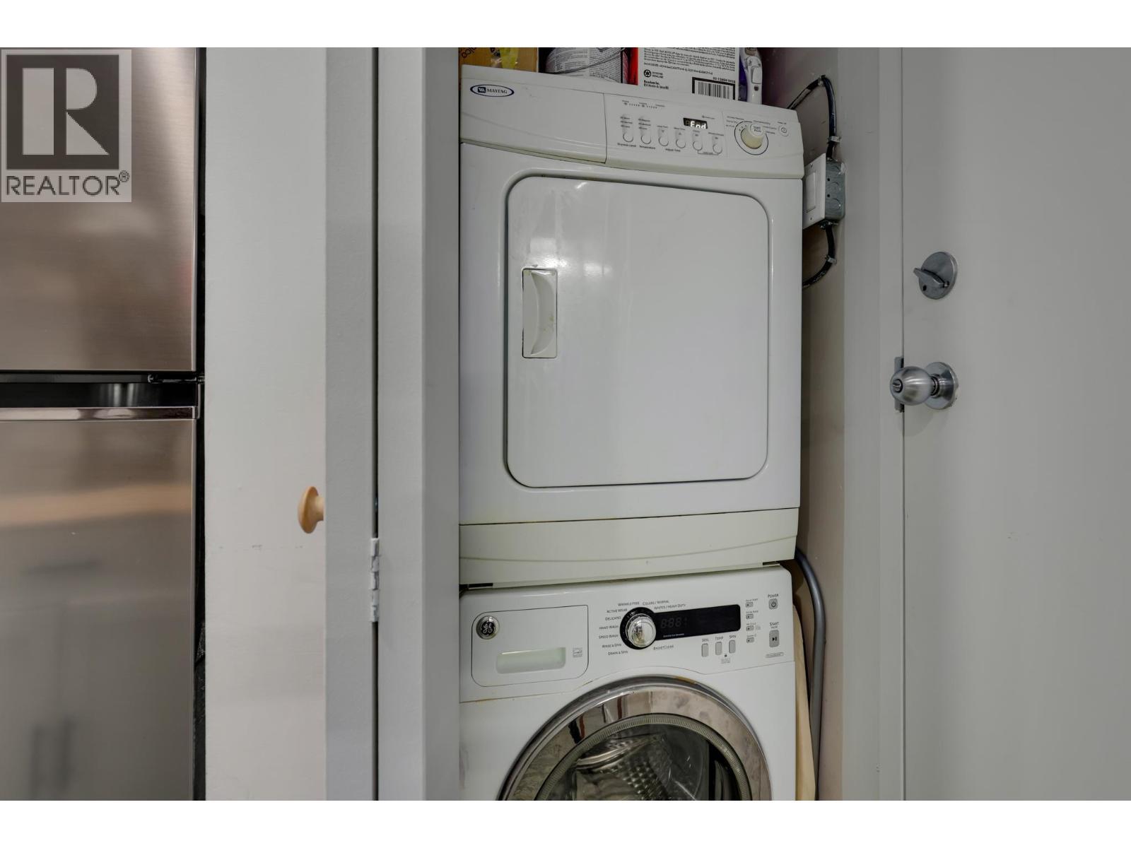 160 1 E Cordova Street, Vancouver, BC - Indoor Photo Showing Laundry Room