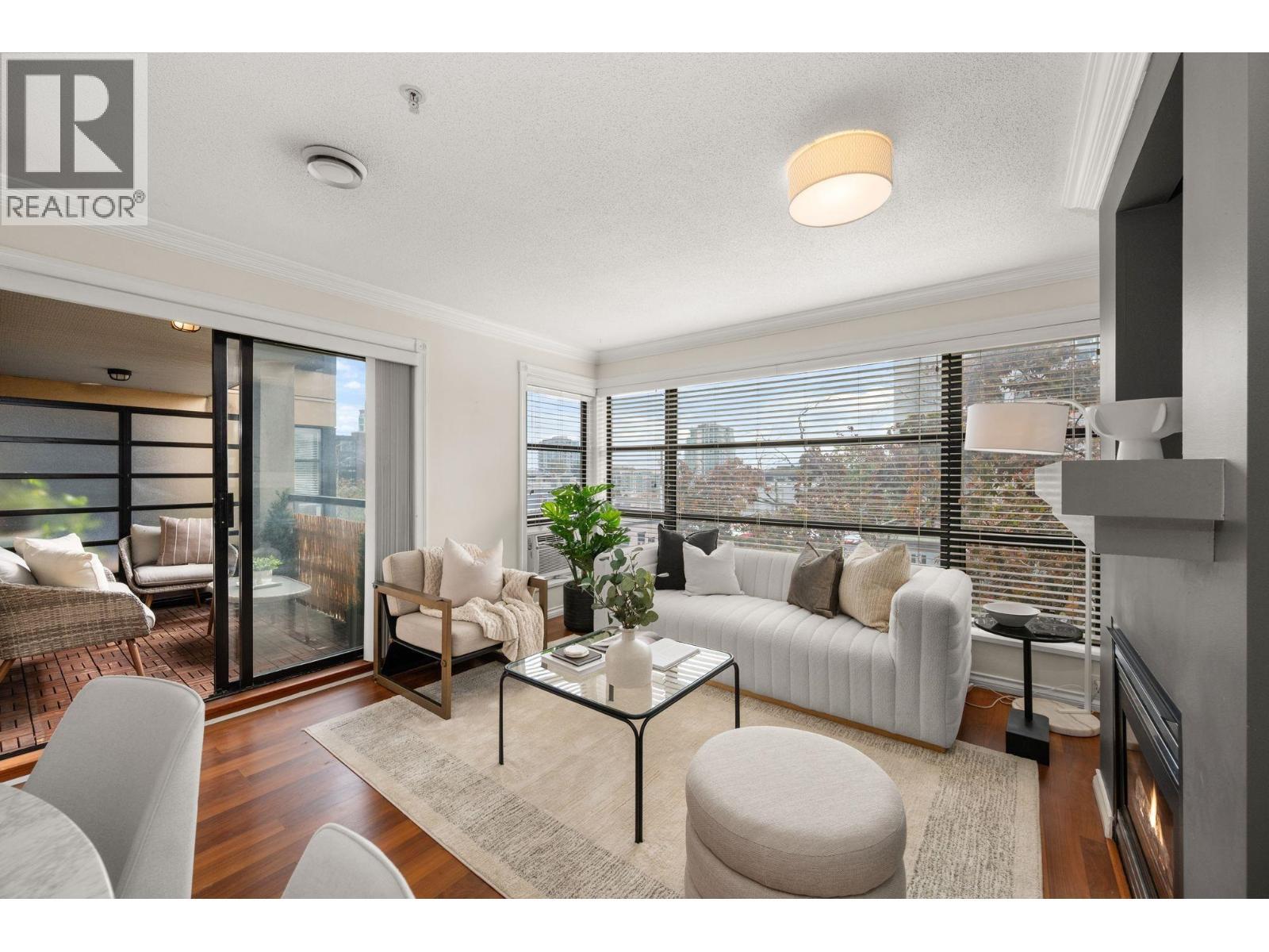 301 124 W 3Rd Street, North Vancouver, BC - Indoor Photo Showing Living Room