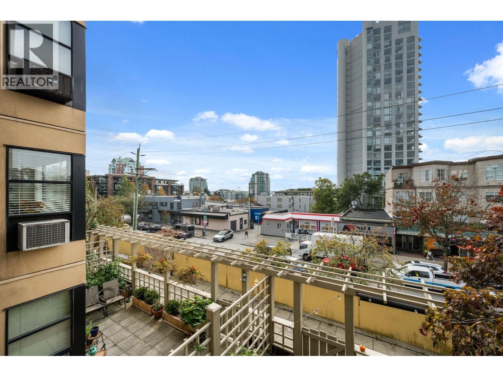 301 124 W 3Rd Street, North Vancouver, BC - Outdoor