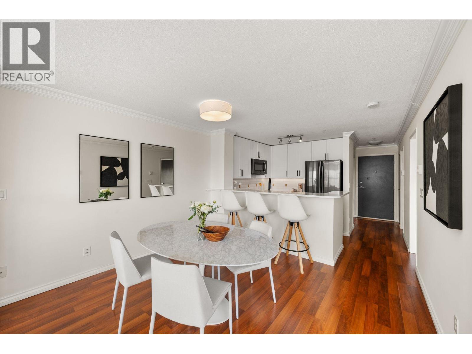 301 124 W 3Rd Street, North Vancouver, BC - Indoor Photo Showing Dining Room