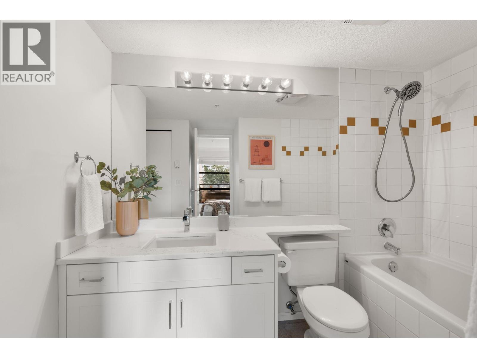 301 124 W 3Rd Street, North Vancouver, BC - Indoor Photo Showing Bathroom