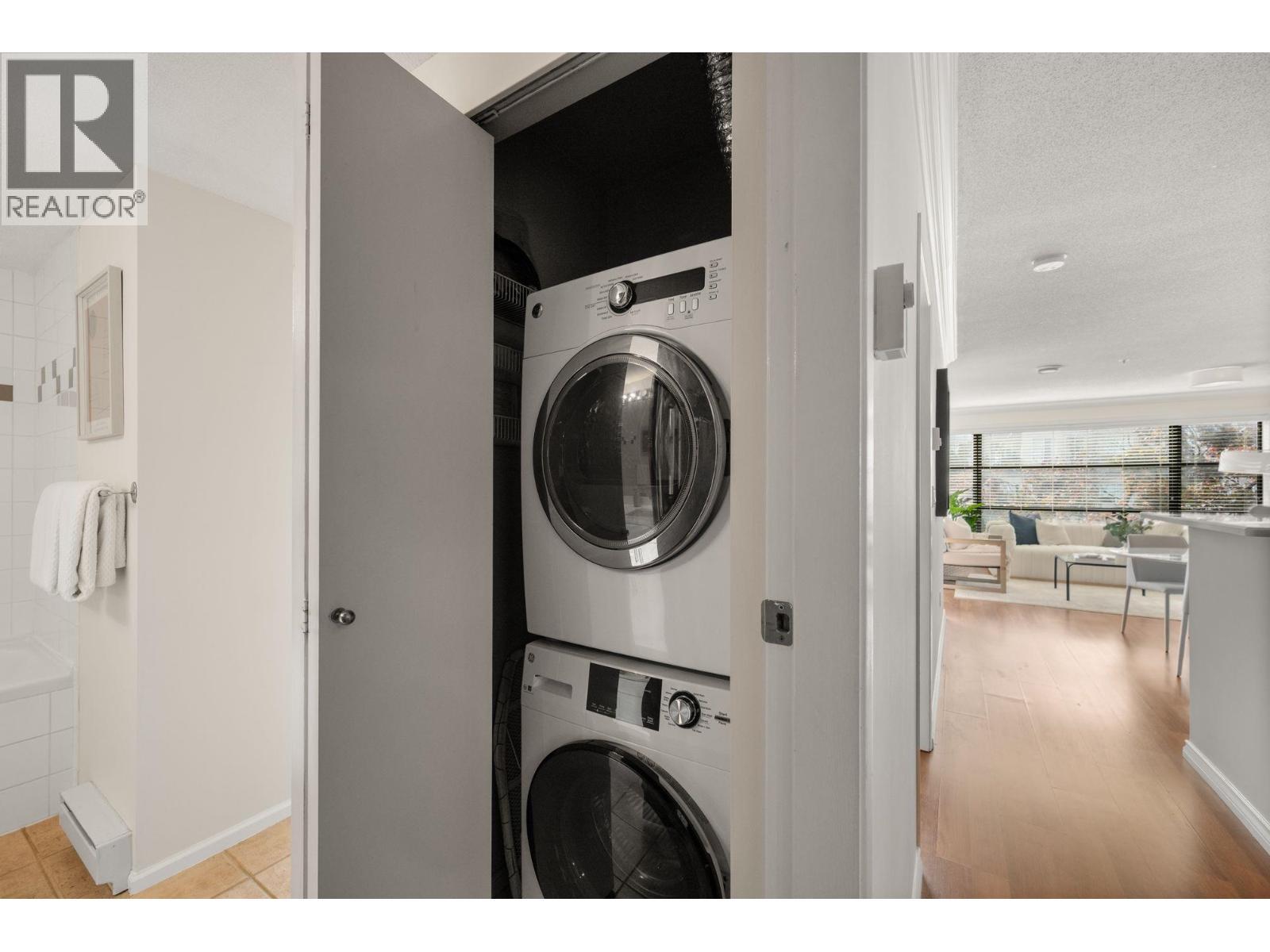 301 124 W 3Rd Street, North Vancouver, BC - Indoor Photo Showing Laundry Room