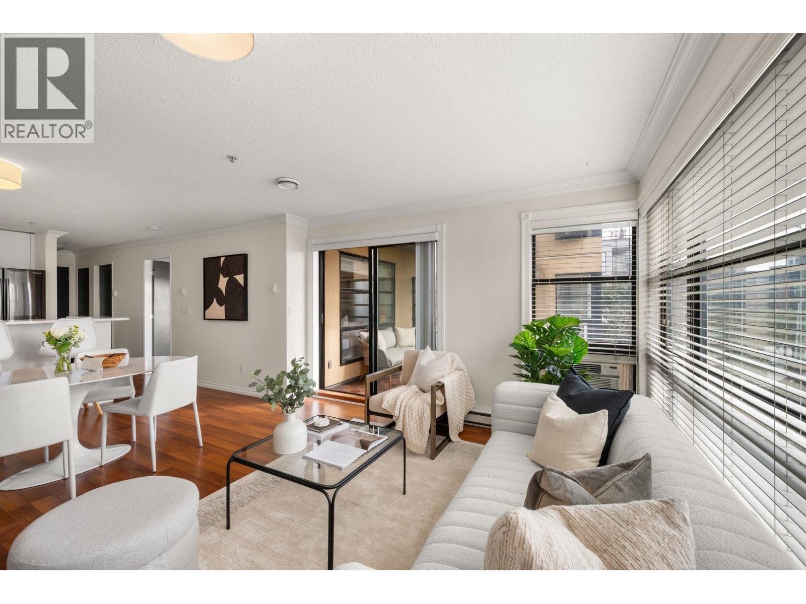 301 124 W 3Rd Street, North Vancouver, BC - Indoor Photo Showing Living Room